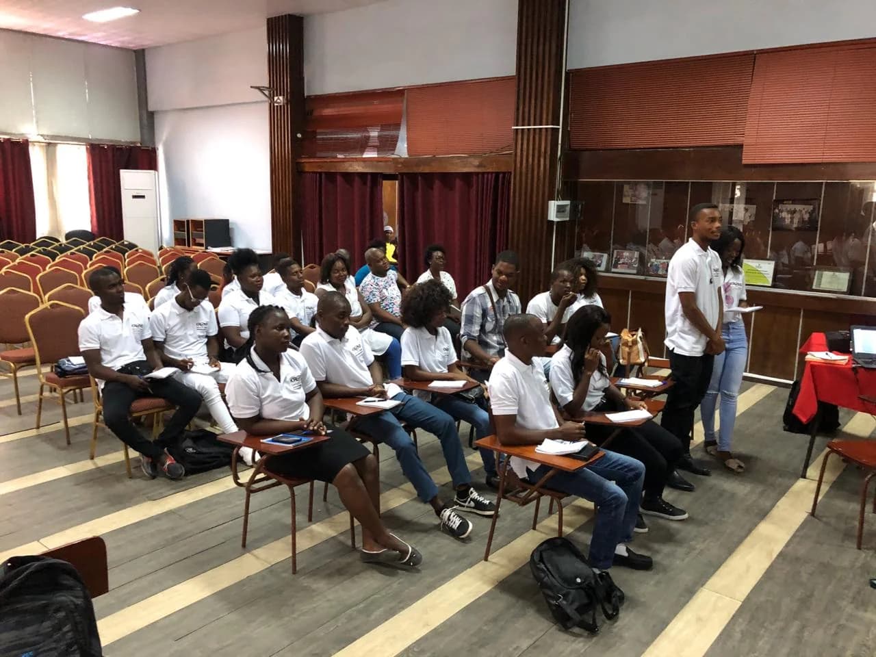Sala de formação com os participantes sentados, durante a sessão executiva
